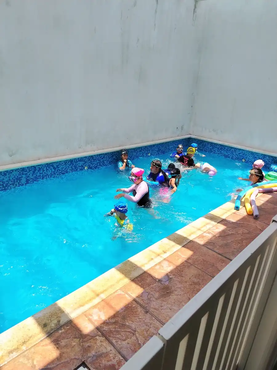 Niña realizando una actividad de aprendizaje