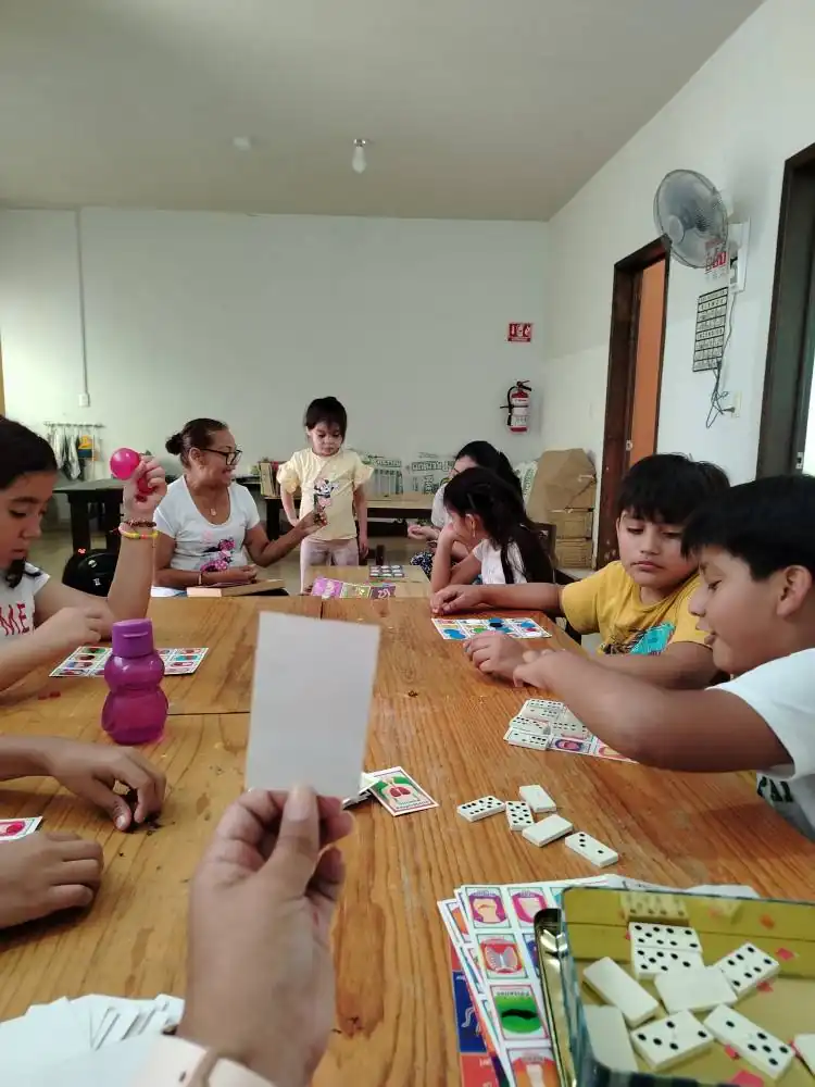 Niño explorando material de aprendizaje
